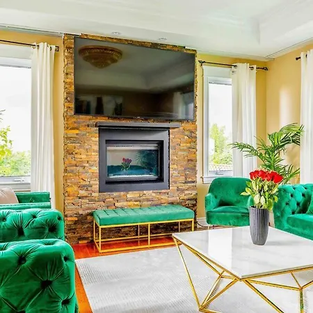 Villa Luxury Mansion W/hot Tub, Pool Table & 10 Beds! *