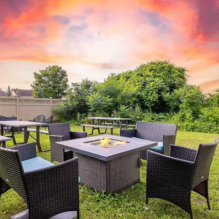 Villa Luxury Mansion W/hot Tub, Pool Table & 10 Beds!