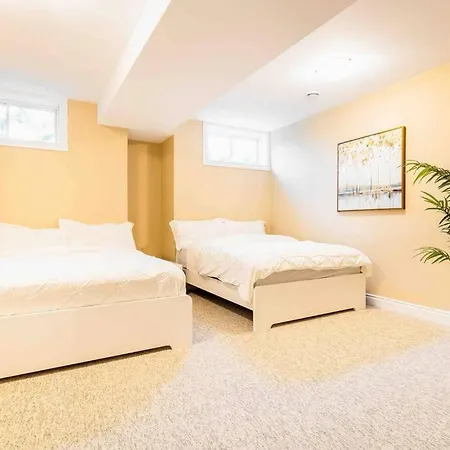 Luxury Mansion W/hot Tub, Pool Table & 10 Beds! Villa Ottawa