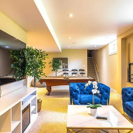 Luxury Mansion W/hot Tub, Pool Table & 10 Beds! Villa *