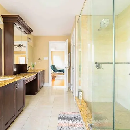 Luxury Mansion W/hot Tub, Pool Table & 10 Beds! Villa