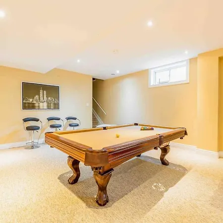 Luxury Mansion W/hot Tub, Pool Table & 10 Beds! Villa Ottawa