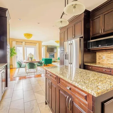 Luxury Mansion W/hot Tub, Pool Table & 10 Beds! *