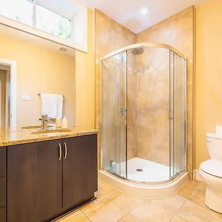 Luxury Mansion W/hot Tub, Pool Table & 10 Beds! Villa *