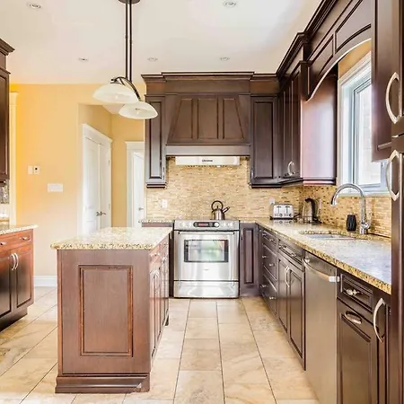 Luxury Mansion W/hot Tub, Pool Table & 10 Beds! *