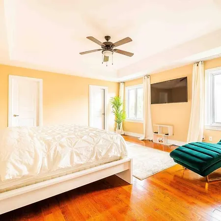 Luxury Mansion W/hot Tub, Pool Table & 10 Beds! *
