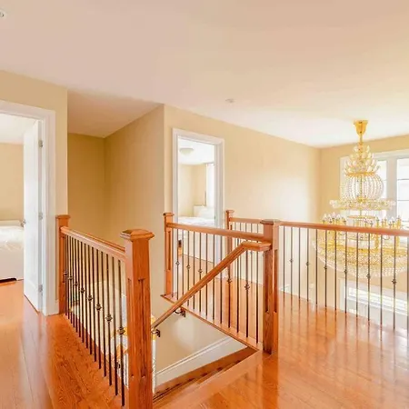 Luxury Mansion W/hot Tub, Pool Table & 10 Beds!