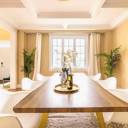 Luxury Mansion W/hot Tub, Pool Table & 10 Beds! *