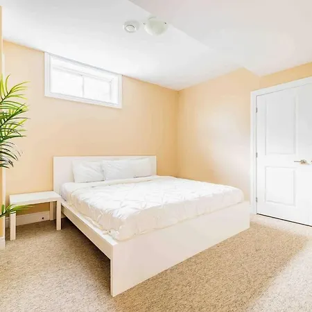 Luxury Mansion W/hot Tub, Pool Table & 10 Beds! * Ottawa
