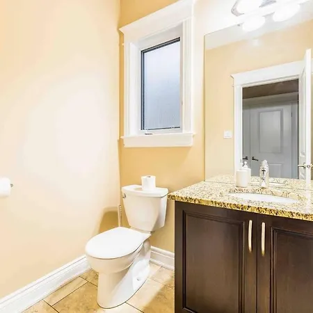 Villa Luxury Mansion W/hot Tub, Pool Table & 10 Beds!