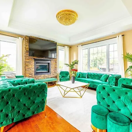 Villa Luxury Mansion W/hot Tub, Pool Table & 10 Beds!
