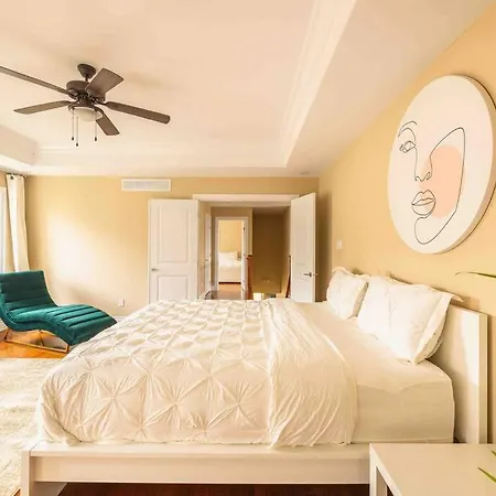 Luxury Mansion W/hot Tub, Pool Table & 10 Beds! Villa