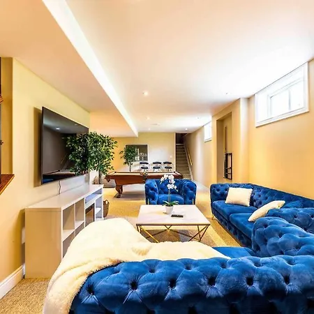 Luxury Mansion W/hot Tub, Pool Table & 10 Beds! *