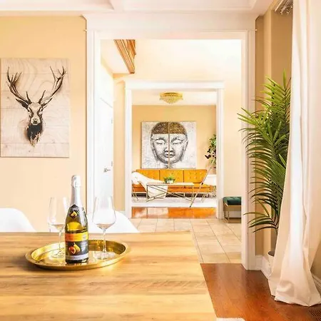 Luxury Mansion W/hot Tub, Pool Table & 10 Beds! Villa