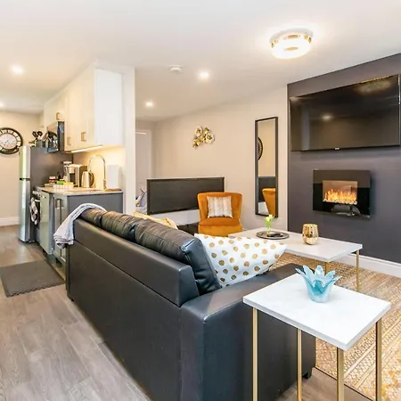 Steps To The University - Cozy 2br Apartment *