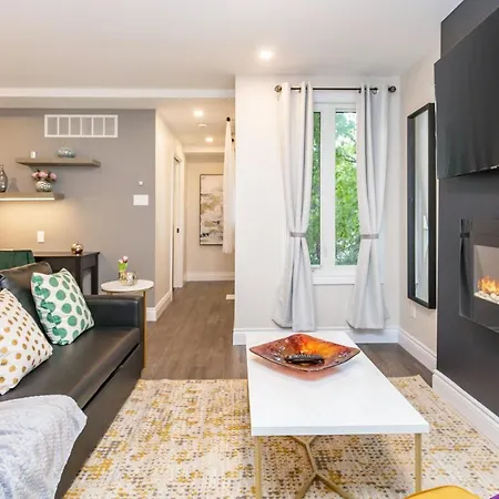 Steps To The University - Cozy 2br Apartment