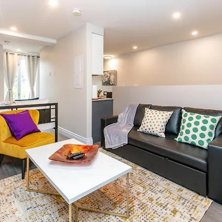 Steps To The University - Cozy 2br Apartment *