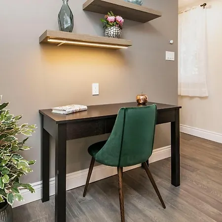 Steps To The University - Cozy 2br Apartment *