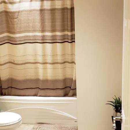 Lovely Guest Entire Minutes From Airport 4*