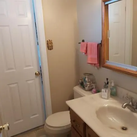 Cheerful 3-bedroom Bungalow With Indoor Fireplace Ottawa