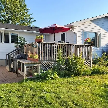 Cheerful 3-bedroom Bungalow With Indoor Fireplace * Ottawa