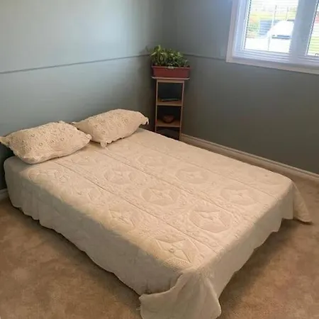 Cheerful 3-bedroom Bungalow With Indoor Fireplace Villa Ottawa