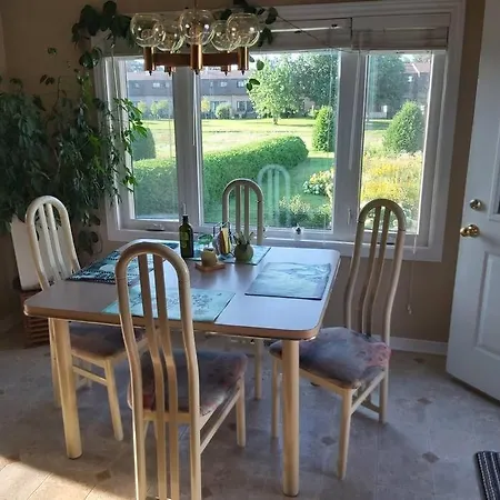 Cheerful 3-bedroom Bungalow With Indoor Fireplace * Ottawa