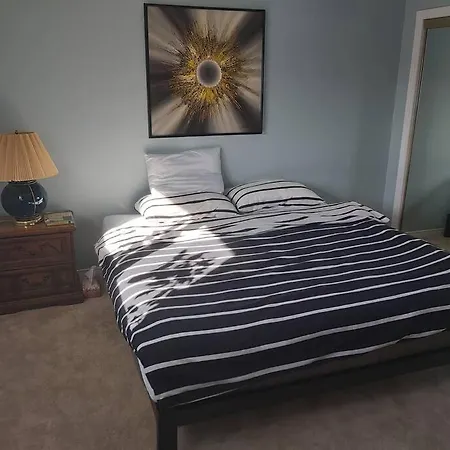 Cheerful 3-bedroom Bungalow With Indoor Fireplace * Ottawa