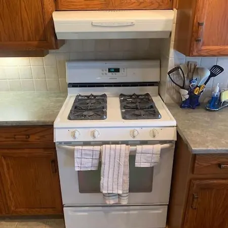 Cheerful 3-bedroom Bungalow With Indoor Fireplace * Ottawa