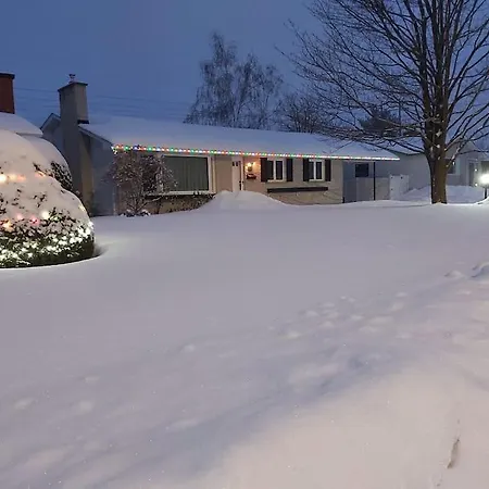 Cheerful 3-bedroom Bungalow With Indoor Fireplace Ottawa