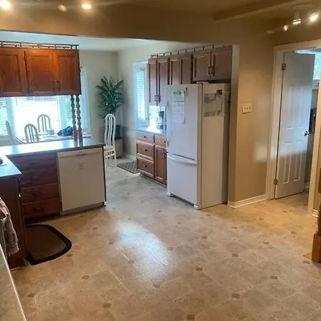 Cheerful 3-bedroom Bungalow With Indoor Fireplace Villa