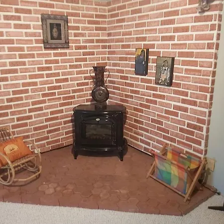 Cheerful 3-bedroom Bungalow With Indoor Fireplace Ottawa
