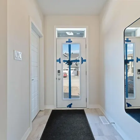 Holiday home New Modern House In Prime Location Ottawa