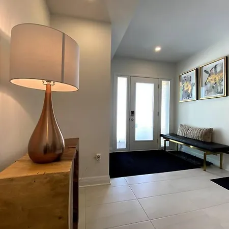Luxury 3 Bedrooms Semi-detached In Downtown