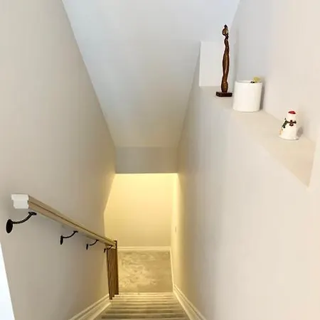 Fully Furnished En-suite Basement Homestay