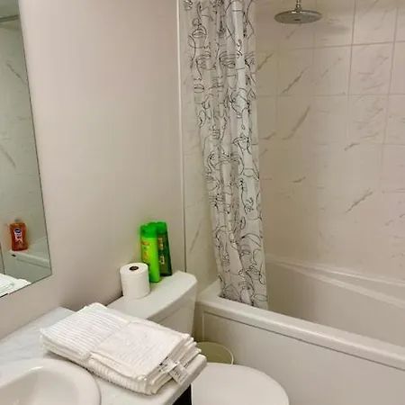 Homestay Fully Furnished En-suite Basement *
