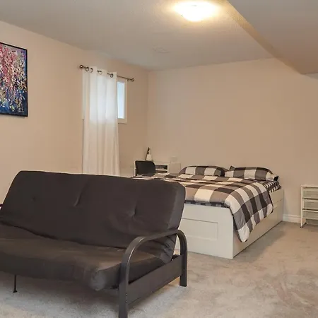 Fully Furnished En-suite Basement *