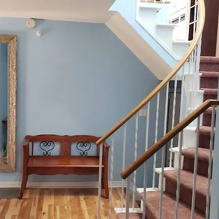 Entire 9 Person House With Sky Light * Ottawa
