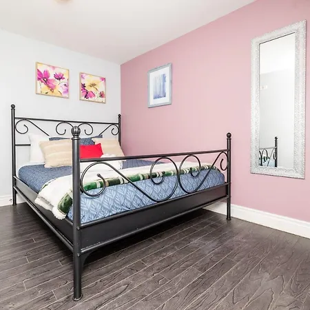2br With Private Rooftop Terrace Apartment Ottawa