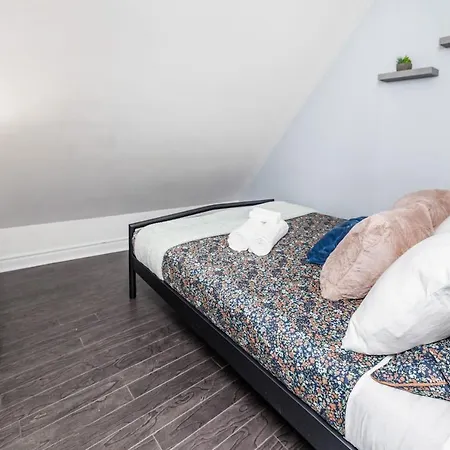 2br With Private Rooftop Terrace * Ottawa