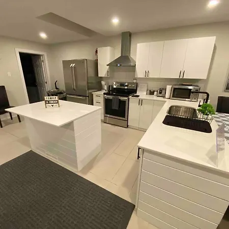 3 Bedroom Home, 3 Queen Beds, Close To All Amenities Holiday home