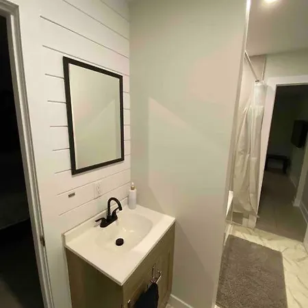 3 Bedroom Home, 3 Queen Beds, Close To All Amenities