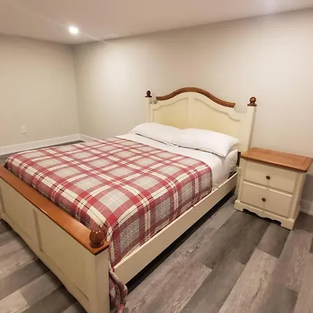 Holiday home 3 Bedroom Home, 3 Queen Beds, Close To All Amenities *