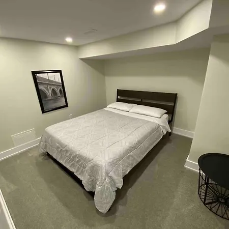 3 Bedroom Home, 3 Queen Beds, Close To All Amenities Ottawa