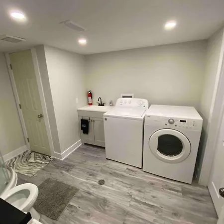 3 Bedroom Home, 3 Queen Beds, Close To All Amenities Holiday home