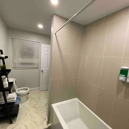 Holiday home 3 Bedroom Home, 3 Queen Beds, Close To All Amenities *