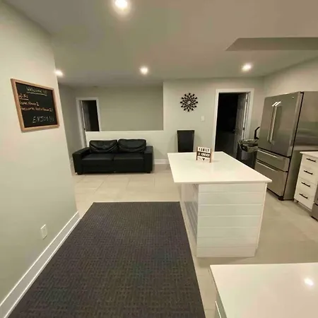 3 Bedroom Home, 3 Queen Beds, Close To All Amenities