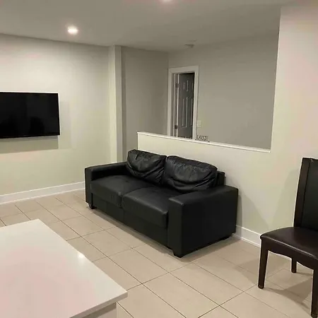 3 Bedroom Home, 3 Queen Beds, Close To All Amenities *