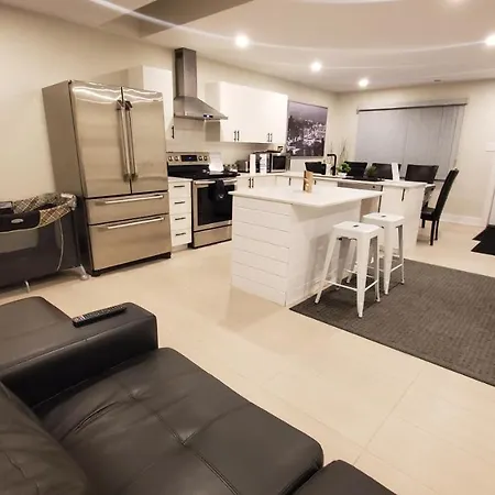Holiday home 3 Bedroom Home, 3 Queen Beds, Close To All Amenities Ottawa