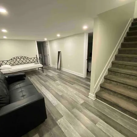 Holiday home 3 Bedroom Home, 3 Queen Beds, Close To All Amenities Ottawa